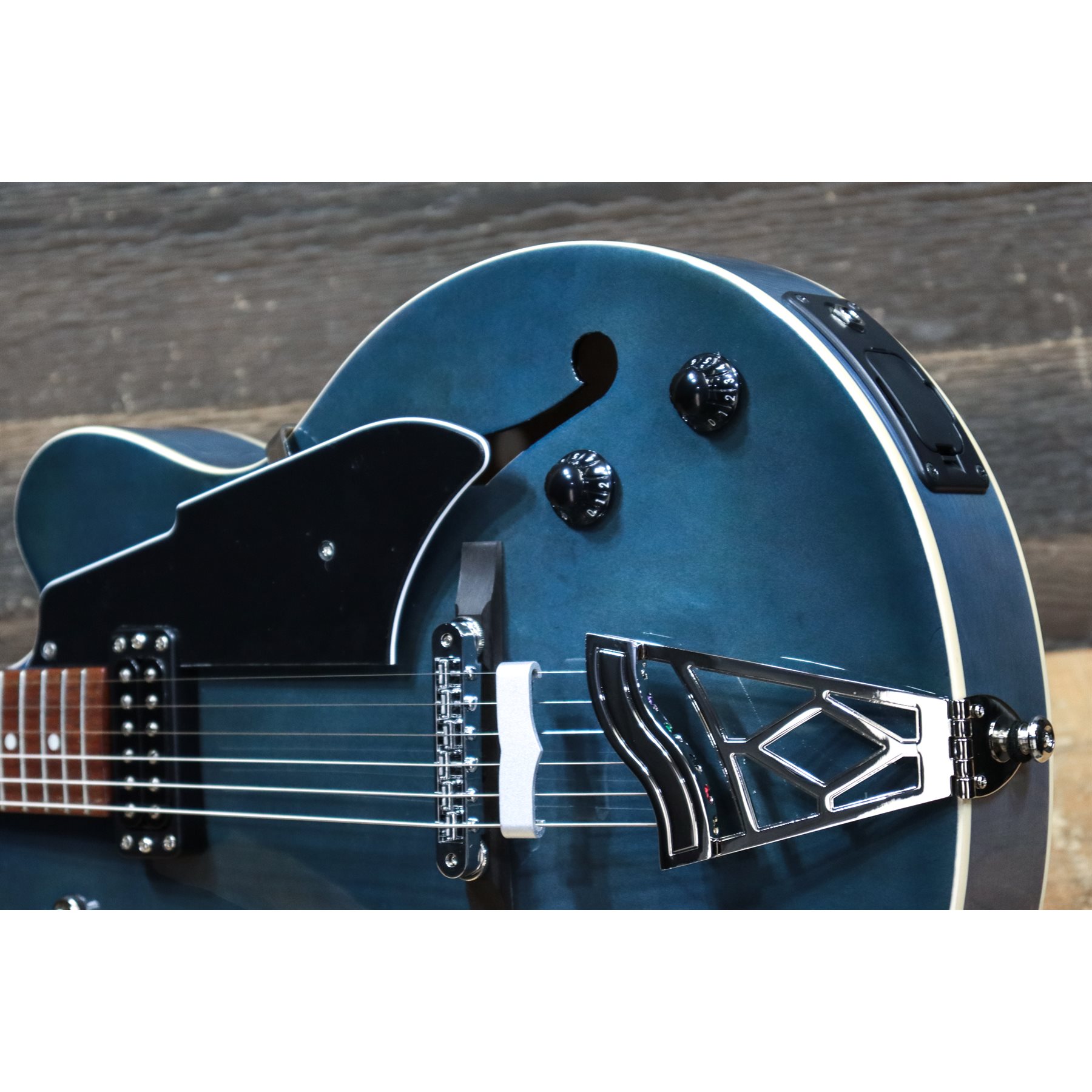 VOX GIULIETTA VGA-3D SINGLE CUTAWAY ARCHTOP TRANS BLUE W/BAG