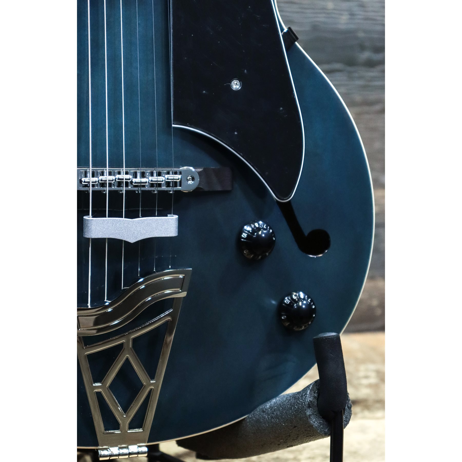 VOX GIULIETTA VGA-3D SINGLE CUTAWAY ARCHTOP TRANS BLUE W/BAG